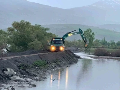 Karasu Nehri&rsquo;nde sedde y&uuml;kseltme &ccedil;alışmaları s&uuml;r&uuml;yor
