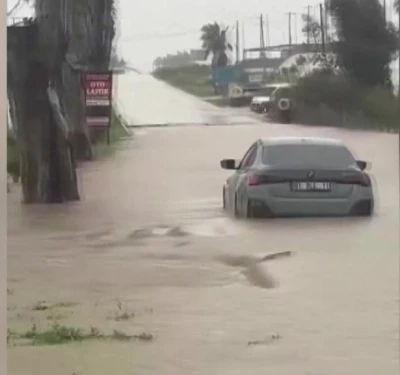 Karataş&rsquo;ta sağanak hayatı fel&ccedil; etti: Yollar ve tarlalar g&ouml;le d&ouml;nd&uuml;
