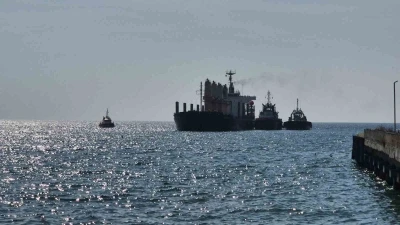 Karaya oturan gemi 4 g&uuml;nd&uuml;r kurtarılmayı bekliyor
