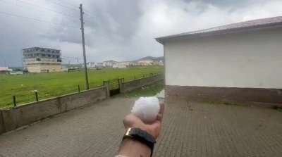 Karayazı&rsquo;da ceviz b&uuml;y&uuml;kl&uuml;ğ&uuml;ndeki dolu şaşırttı
