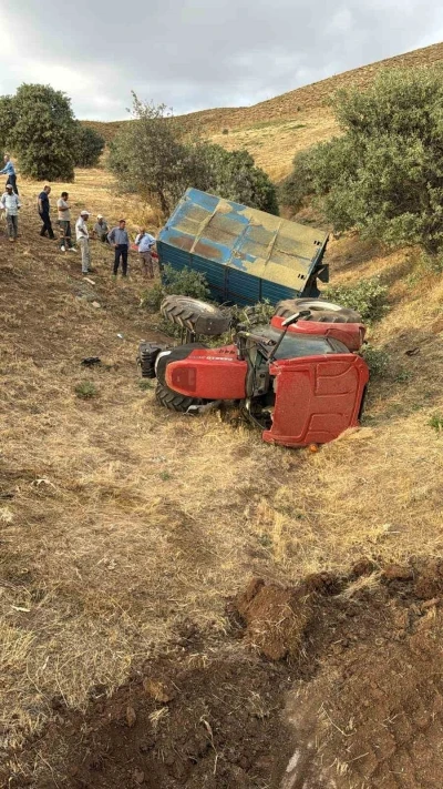 Karayazı’da traktör devrildi
