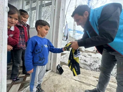Karayazı Kaymakamı Titiz&rsquo;den &ccedil;ocuklara anlamlı s&uuml;rpriz
