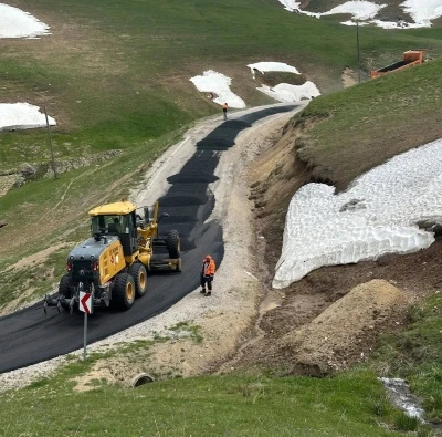 Karayolları Bayburt ekipleri Balahor yolunu asfaltlıyor
