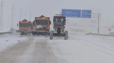 Karayolları ekipleri karla m&uuml;cadele i&ccedil;in seferber oldu
