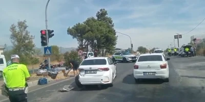 Karayolu incir tarlasına döndü, vatandaşlar ve polis ekipleri yolu açmak için incir toplandı
