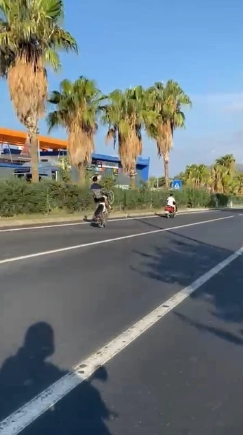 Karayolunda kasksız tek teker şov
