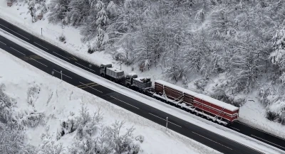 Karda yolda kalan tır, 2 &ccedil;ekici ile kurtarıldı
