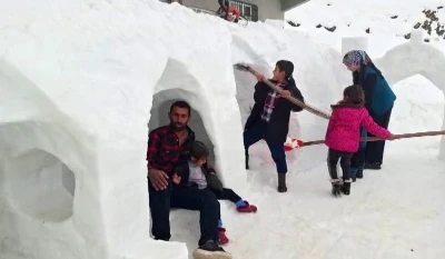 Kardan evler ve oyun alanı yaptı
