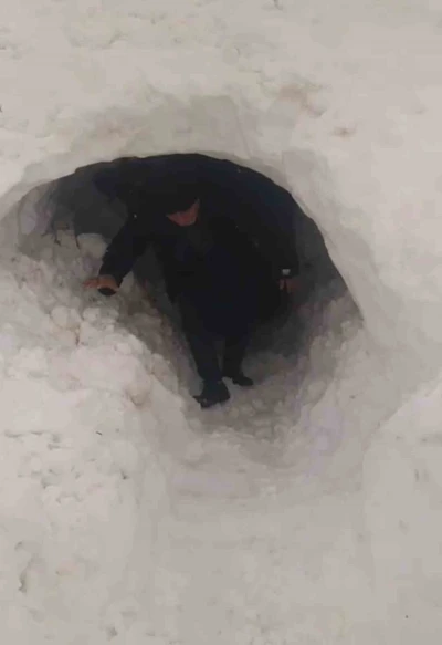 Kardan kapanan ahıra t&uuml;nel a&ccedil;arak girdiler
