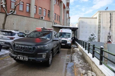 Kardan yolu kapanan hastaya b&uuml;y&uuml;kşehir ekipleri yetişti
