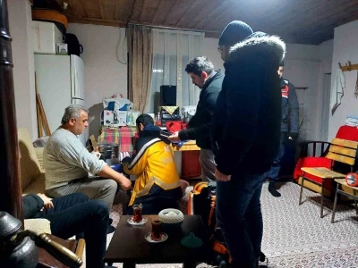 Kardan yolu kapanan k&ouml;ydeki yaralıya ulaşmak i&ccedil;in zamanla yarıştılar
