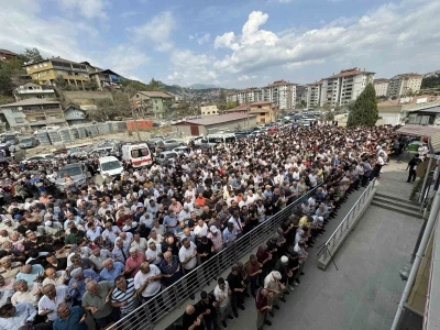 KARDEMİR’deki iş kazasında yaşamını yitiren Yağız’ı yüzlerce kişi uğurladı
