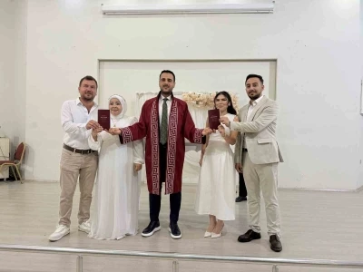 Kardeşlerin &ccedil;ifte mutluluğu:  Aynı g&uuml;n evlenip, birbirlerine şahit oldular
