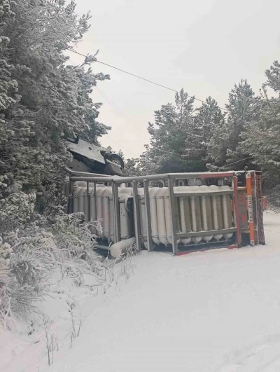KARGAZ doğalgaz tırı devrildi: Sızıntı sebebiyle yol trafiğe kapatıldı
