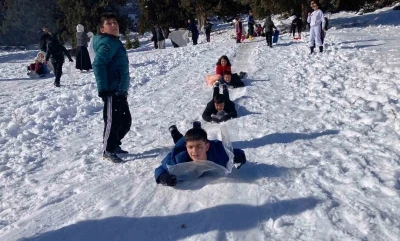 Karın tadını &ccedil;ocuklar &ccedil;ıkardı: Kimi leğenle kimi naylonla kaydı

