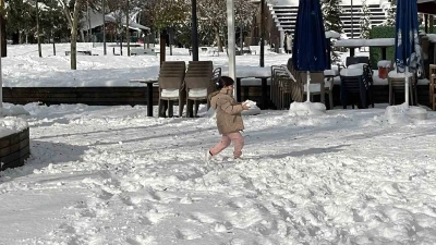 Karın yağışına en &ccedil;ok &ccedil;ocuklar sevindi
