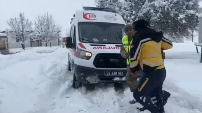 Karla kapanan k&ouml;y yolunda zamanla yarış: Hasta sağlık ekiplerine ulaştırıldı
