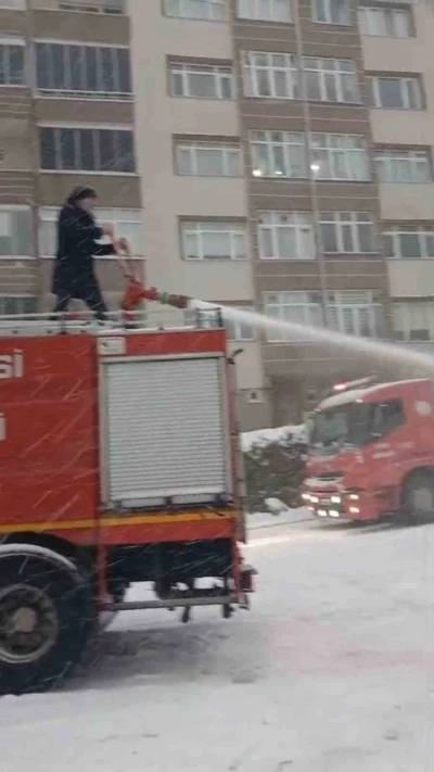 Karla kapanan yollar deniz suyuyla a&ccedil;ılıyor
