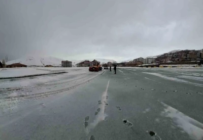 Karla kaplanan stadyum kısa s&uuml;rede ma&ccedil;lara hazırlandı
