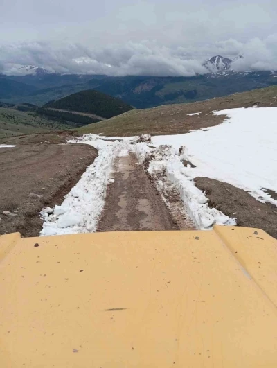 Karla kaplanan yayla yolunu belediye ekipleri a&ccedil;tı
