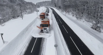 Karla kaplı Bolu Dağı&rsquo;nda &lsquo;Kar kaplanları&rsquo; b&ouml;yle yolu a&ccedil;tı
