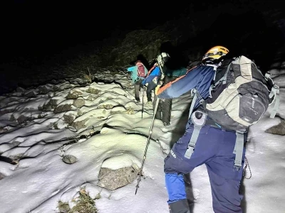 Karla kaplı dağa tırmanıp mahsur kalan 3 arkadaş kurtarıldı
