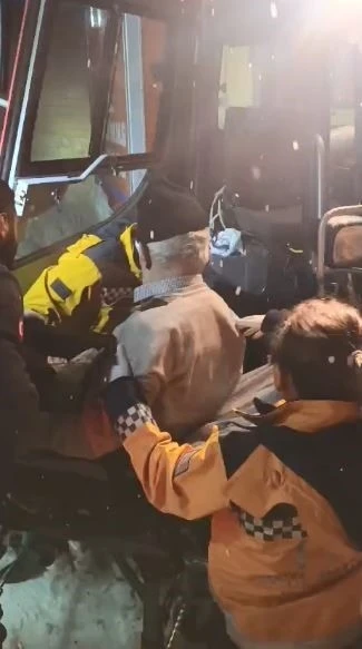 Karla kaplı k&ouml;y yolunda hasta, paletli ambulansla taşındı
