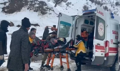 Karla kaplı mezrada hastaya ulaşmak i&ccedil;in zamanla yarıştılar
