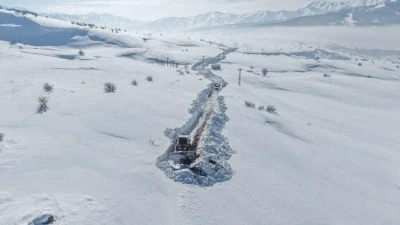 Karla kaplı mezrada mahsur kalan k&ouml;yl&uuml;n&uuml;n imdadına ekipler yetişti
