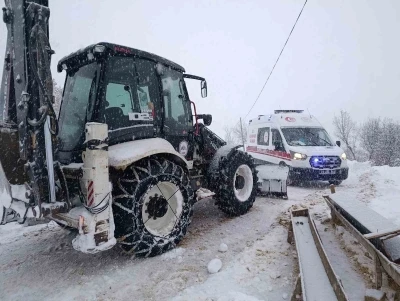 Karla kaplı yolda kalan ambulansı ekipler kurtardı
