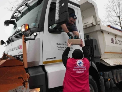 Karla m&uuml;cadele ekiplerine sıcak ikram
