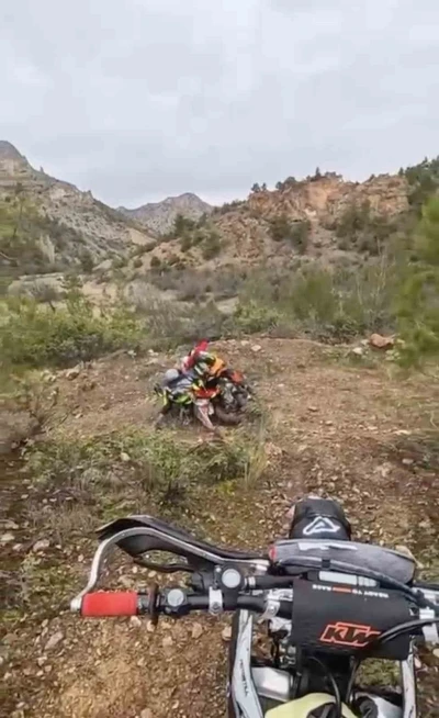 Karlı dağları cross motorlarla aşmaya &ccedil;alıştılar: Zorlu yolculuk kamyonette son buldu
