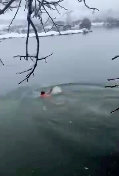 Karlı havada Dicle Nehri&rsquo;ne daldı
