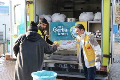 Karlı havada sıcak &ccedil;orba ikramı
