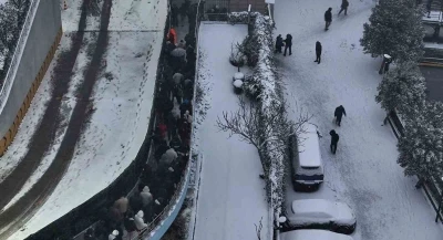 Karlı kaplı yollarda y&uuml;r&uuml;yen vatandaşların karla imtihahı
