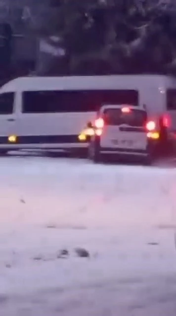 Karlı yolda duramayan ara&ccedil; minib&uuml;se &ccedil;arptı
