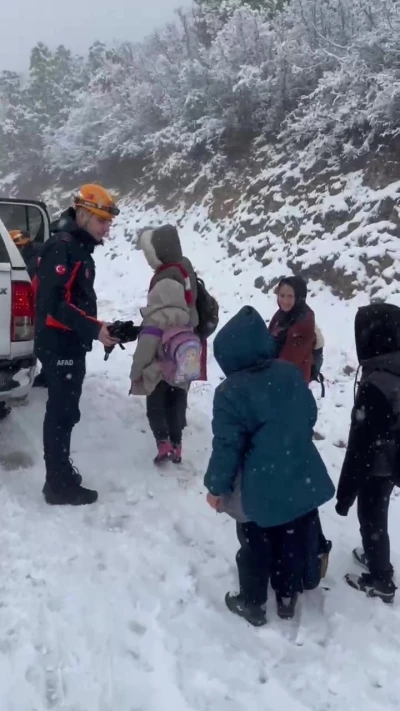 Karlı yolda mahsur kalan &ouml;ğrencilerin yardımına AFAD ekibi yetişti
