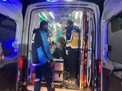 Karlı yollar aşıldı, hasta kadın kurtarıldı
