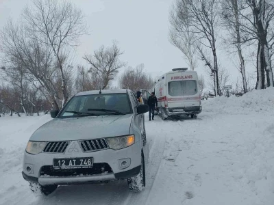 Karlı yollar aşıldı, kalp hastası muhtar i&ccedil;in ekipler seferber oldu
