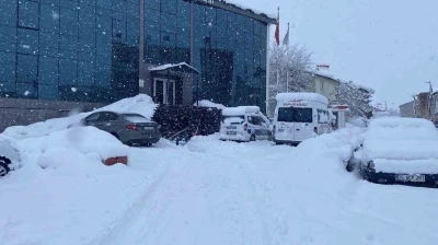 Karlıova&rsquo;da kar kalınlığı 30 santime ulaştı
