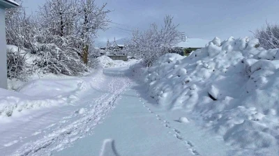 Karlıova&rsquo;da kar yağışı etkisini s&uuml;rd&uuml;r&uuml;yor
