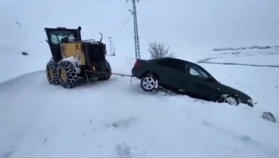 Karlıova&rsquo;da karla m&uuml;cadele s&uuml;r&uuml;yor: Mahsur kalan ara&ccedil;lar kurtarıldı
