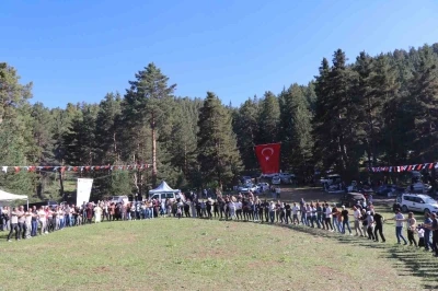 Karnavas Dut Pekmezi Festivali&rsquo;nde &ccedil;ocuklar parmakla pekmez yemek i&ccedil;in yarıştı
