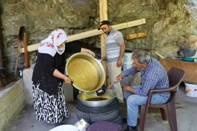 Karnavas’ta geleneksel yöntemler dut pekmezi
