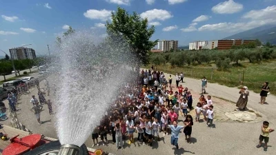 Karne şenliğinde itfaiyeden serinleten s&uuml;rpriz
