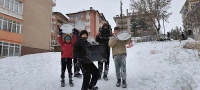 Karne tatili kar sevincine d&ouml;n&uuml;şt&uuml;
