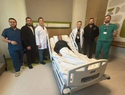 Karnında 8 kiloluk b&ouml;brekle yaşayan hasta, 30 dakikalık ameliyatla sağlığına kavuştu
