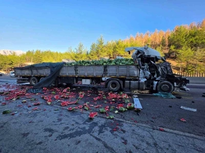 Karpuz yüklü tır otoyolda devrildi
