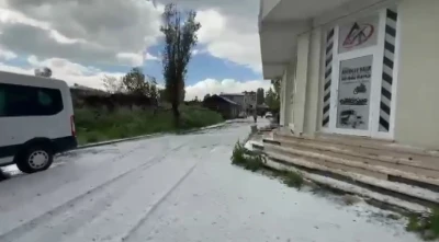 Kars&rsquo;a dolu yağdı: Vatandaşlar kar temizler gibi k&uuml;rek salladı
