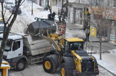 Kars Belediyesi&rsquo;nden yoğun kar mesaisi: Caddeler temizleniyor
